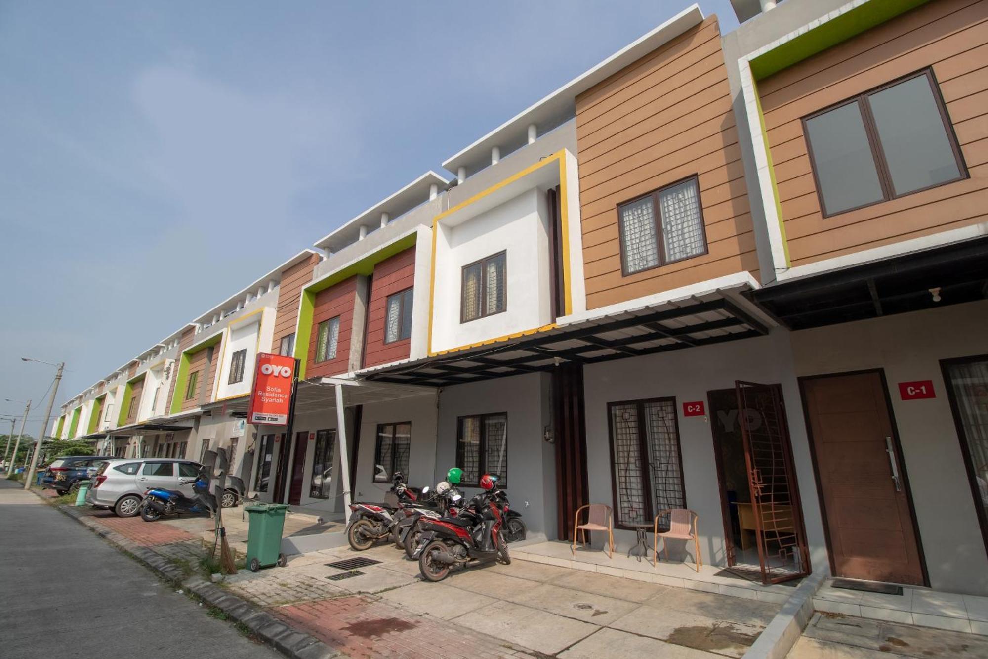 Oyo 3253 Sofia Residence Telukjambe Luaran gambar