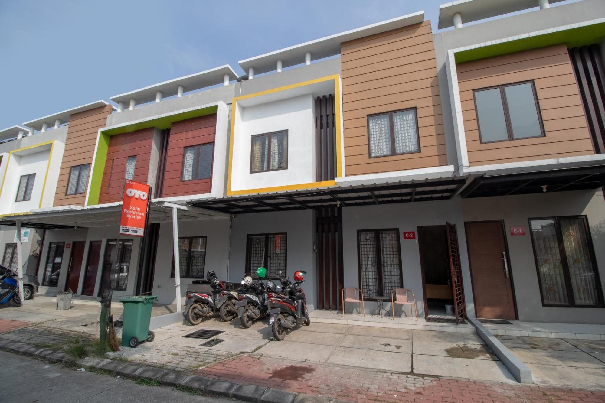 Oyo 3253 Sofia Residence Telukjambe Luaran gambar