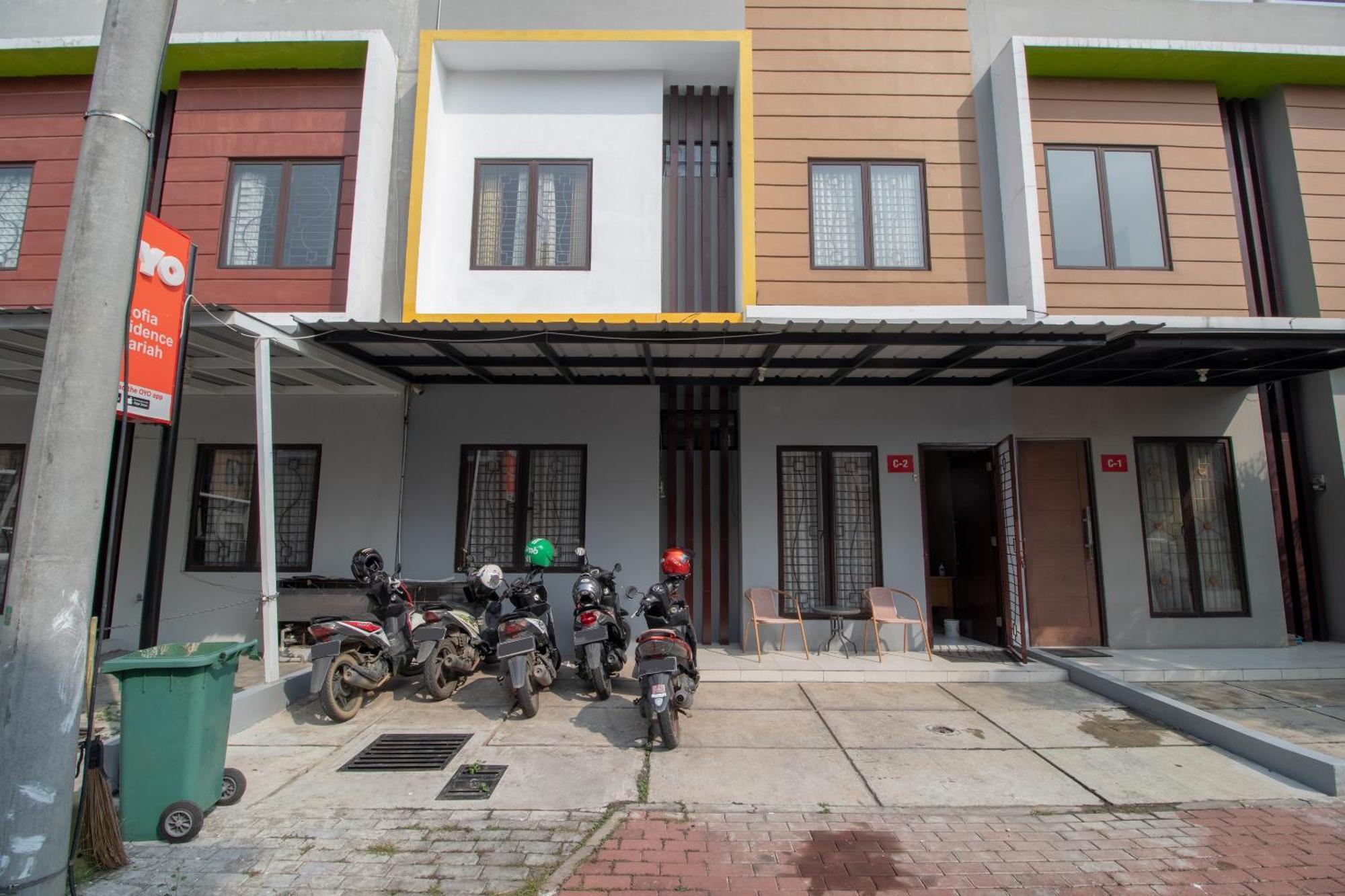 Oyo 3253 Sofia Residence Telukjambe Luaran gambar