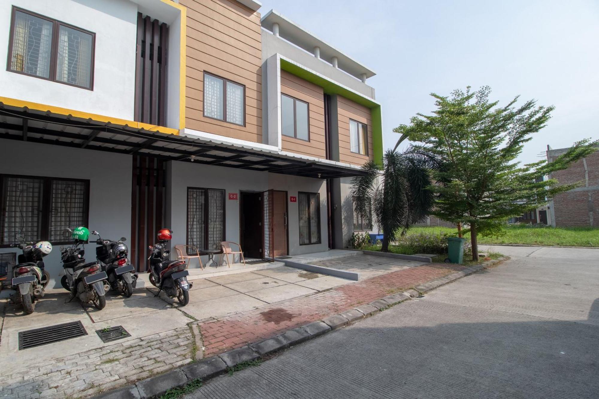Oyo 3253 Sofia Residence Telukjambe Luaran gambar